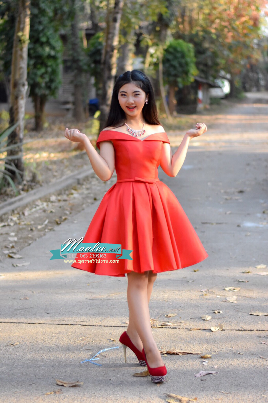 พร้อมเช่า ชุดราตรีสั้น แบบไหล่ปาด สไตล์วินเทจผ้าไหมดัชเชส กระโปรงทรงA แต่งโบว์ช่วงเอว (เชือกผูกหลัง) สีแดง