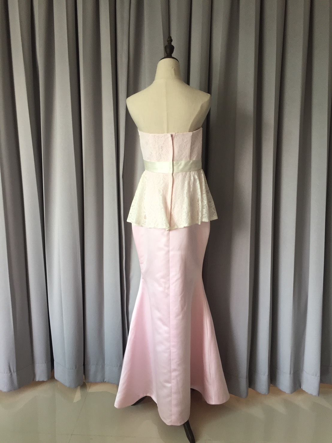 พร้อมส่ง ชุดราตรียาว เกาะอก ลูกไม้สีขาว ระบายช่วงเอวพร้อมโบว์สีขาว ตัวกระโปรงสีชมพูทรงหางปลา