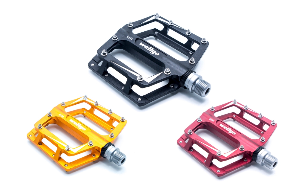 บันไดแบร์ริ่ง WELLGO B184 PEDAL มีสีแดง, สีส้ม, และสีดำ แป้นใหญ่