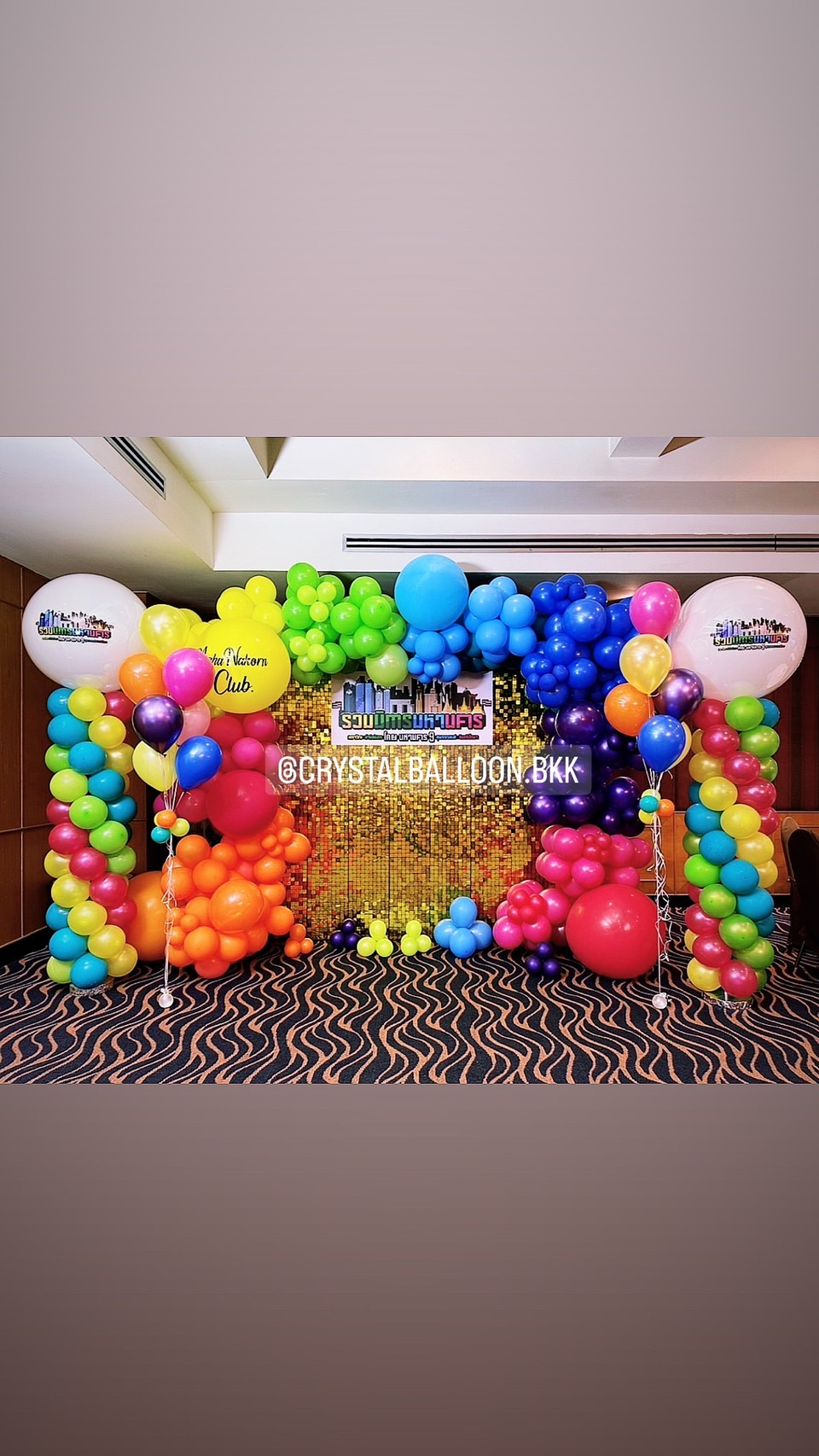 Organic Backdrop ฉากวิบวับสีทอง เปิดงาน Theme Colorful พร้อม เสาลูกโป่งยาง 36" 2 เสา พร้อมตกแต่ง ช่อลูกโป่ง 7 ลูก 2 ช่อ สามารถเปลี่ยนสีลูกโป่ง/เปลี่ยนข้อความได้