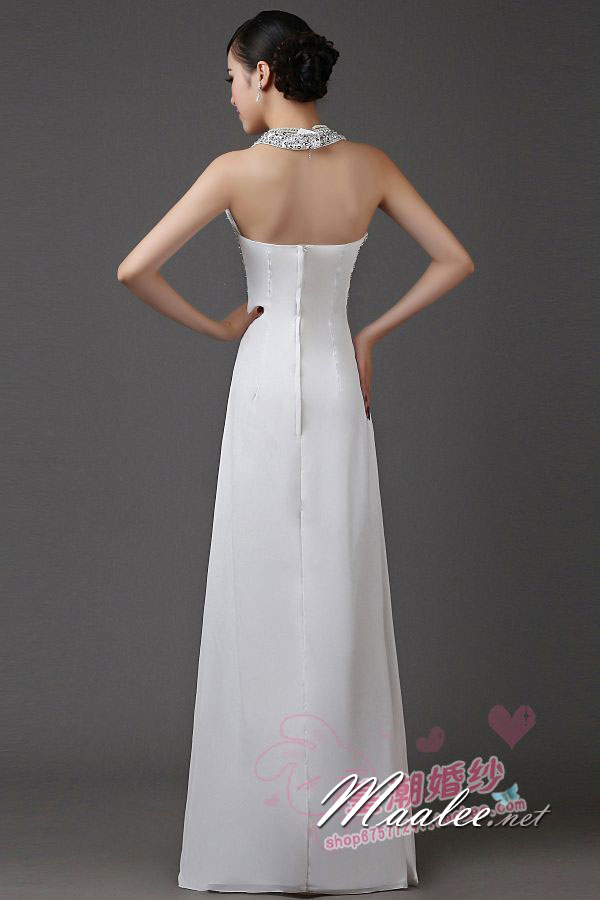 พร้อมเช่า ชุดราตรียาว สีขาว off-white แบบเก๋ คล้องคอ ช่วยยกเนินอกสวย