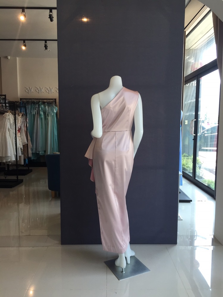 พร้อมเช่า ชุดเดรส เดรสไหล่เดียว ผ้าดัชเชส แพทเทิร์นเนียบ แต่งระบายสะโพก สีชมพูอมม่วง