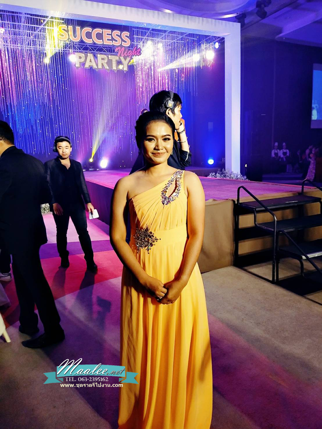 พร้อมเช่า ชุดราตรียาว ไหล่เดียว สีส้ม ผ้าชีฟอง แต่งเลื่อม+มุก ช่วงเนินอกและเอว