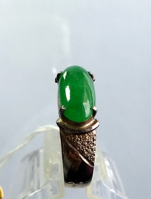 Myanmar Jade หยกพม่า A jadeite เนื้อแก้วสีเขียวสไปรสดใส ทรงหมอน นน. 1.6 ct. ขนาด 5.5x12x3 mm.
