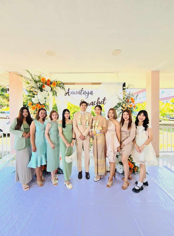 พร้อมเช่า ชุดเดรสสั้น เดรสไหล่เดียว ผ้าดัชเชส แพทเทิร์นเนียบ แต่งระบายสะโพก สีทอง