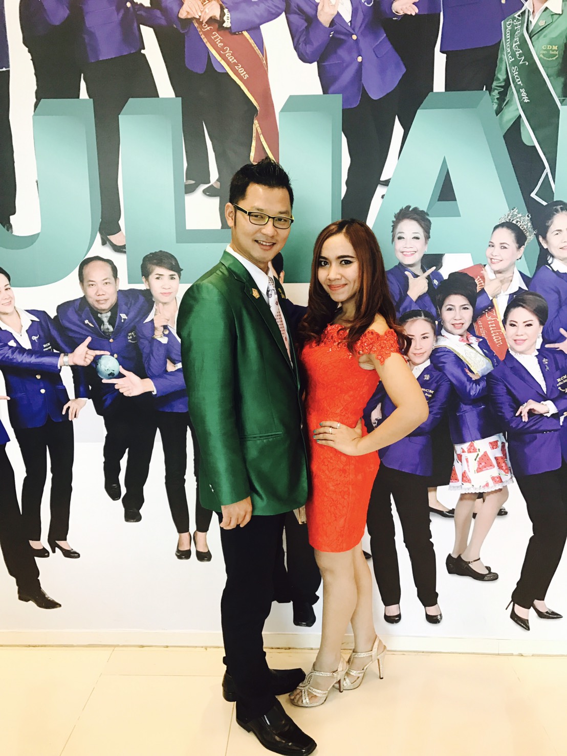 พร้อมส่ง ชุดราตรีสั้น แบบปาดไหล่เซ็กซี่ เข้ารูป สีแดง ผ้าลูกไม้ แต่งเลื่อมสุดหรู (เชือกผูกหลัง)