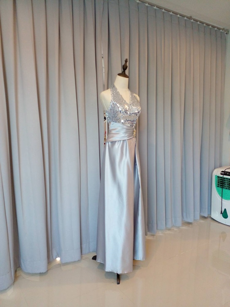 พร้อมเช่า ชุดราตรียาว สีเงิน คล้องคอ ปักเลื่อมช่วงอก กระโปรงผ้าซาติน ทรง A