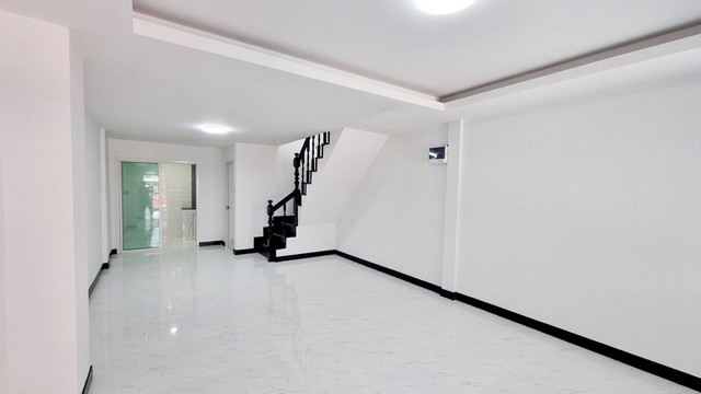 ขายทาวน์เฮ้าส์หมู่บ้านกรุงทอง 2 ชั้น 2 ห้องนอน 1 ห้องน้ำ รีโรเวทใหม่ พร้อมเข้าอยู่ ฟรีโอน