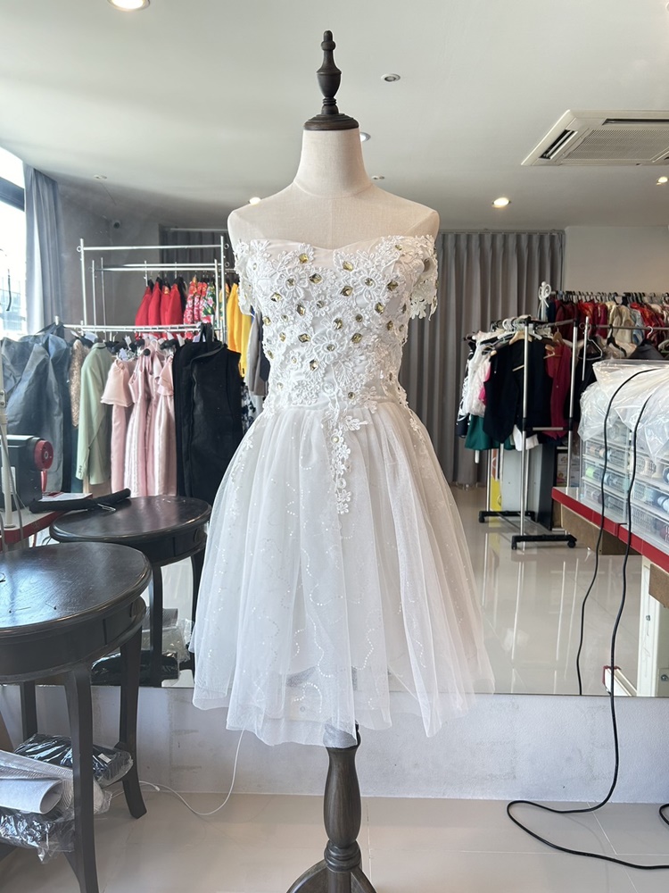 พร้อมเช่า ชุดราตรีสั้น แบบปาดไหล่ แต่งผ้าโปร่งปักดิ้นเงิน อกแต่งลายลูกไม้พร้อมปักเลื่อมหรู สีขาว (เชือกผูกหลัง)