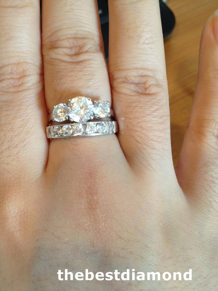 BR908RD+++แหวนเพชร 3 เม็ด วงนี้เรียบร้อย แต่หรูหรามาก คลาสลิค ไม่ล้าสมัย ใส่ได้นานค่ะ สวยเรียบๆ แต่ดูดีมาก ขอแนะนำค่ะ เพชรเม็ดกลาง 1 กะรัตกว่าๆ (7 มม)
