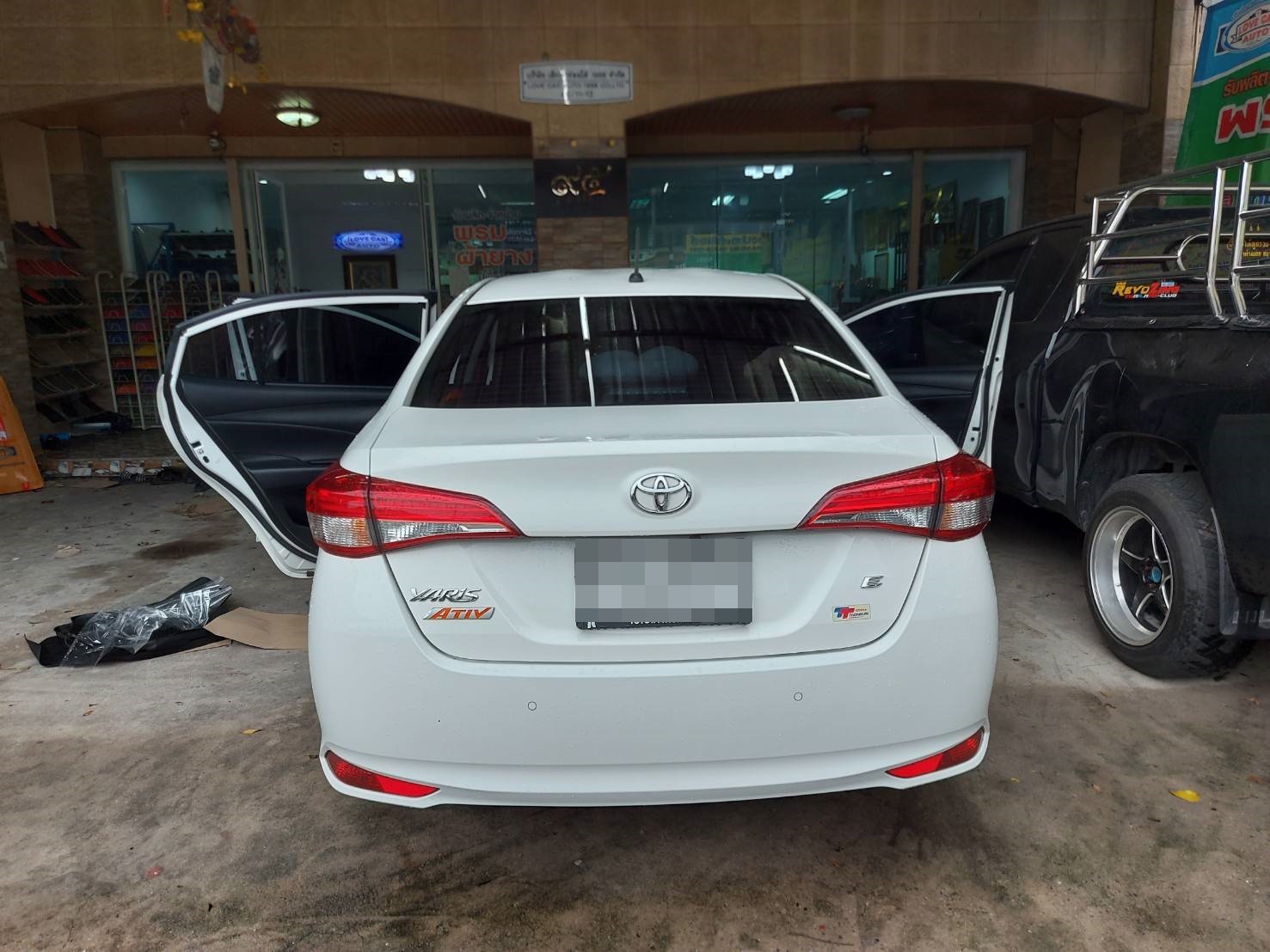 พรมราคาถูก Toyota Yaris 2021 ปูพรม7D สีแดงไวน์ + ไวนิลดักฝุ่นสีครีม เข้ารูป