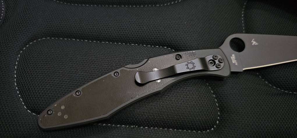 Spyderco Police - Black VG-10 Blade - Black Stainless Steel Handle ด้ามจับมีพลาสติกกันรอยอยู่