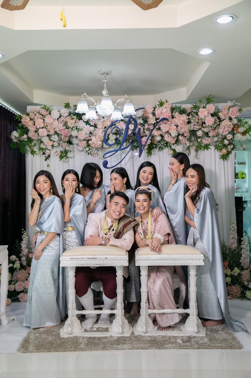 เช่า ชุดไทย ชุดเพื่อนเจ้าสาว ชุดไทยผ้าถุงสีเทาเงิน สไบเรียบ สีเทาเงิน