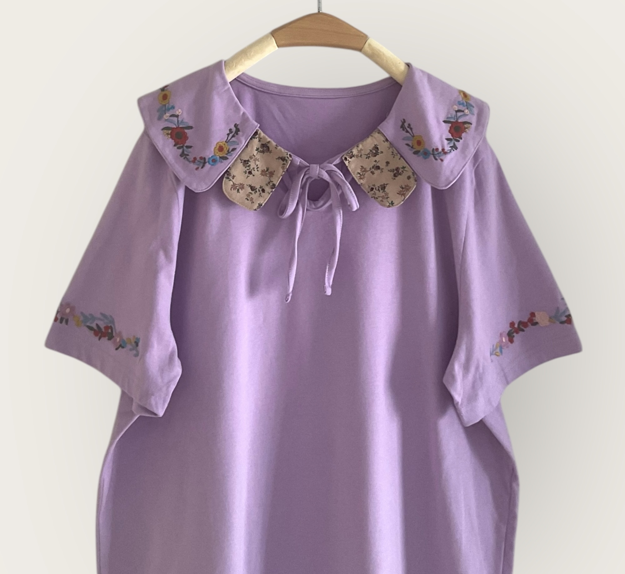 เสื้อยืดคอบัวลายปัก
