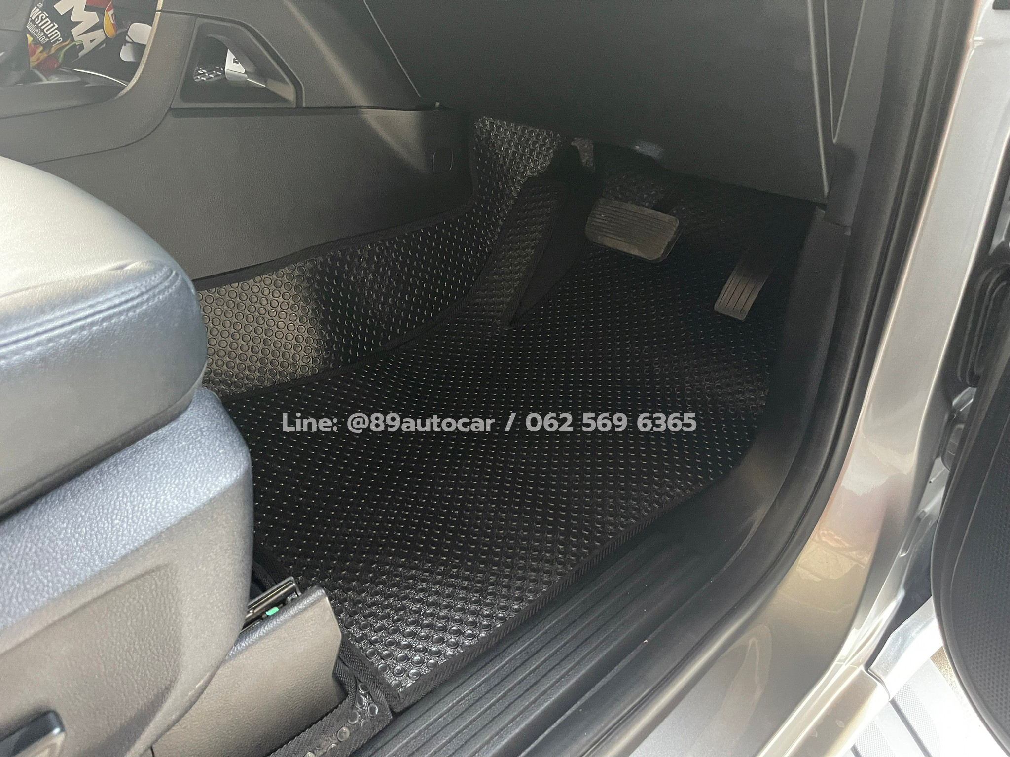 ผ้ายางปูพื้นรถยนต์ Ford Everest 2023 กระดุมเล็ก PVC สีดำขอบดำ เต็มคัน