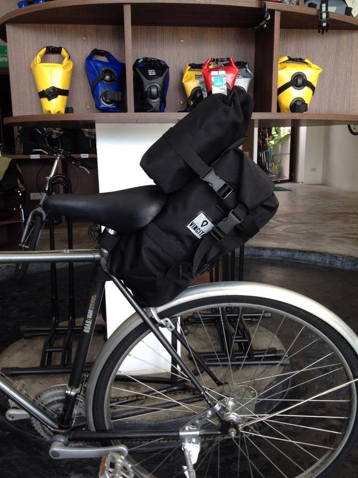 Vincita กระเป๋าใต้อานสำหรับ BIKEPACKING ปิดกระเป๋าด้วยการม้วน พร้อมกระเป๋าเสริมใบเล็ก วินสิตา B038 : BIKEPACKING SADDLE BAG