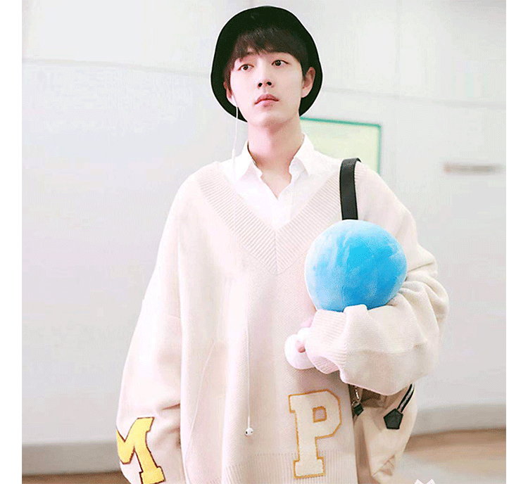 เสื้อสเวตเตอร์ไหมพรม สีขาวครีม แบบ เซียวจ้าน