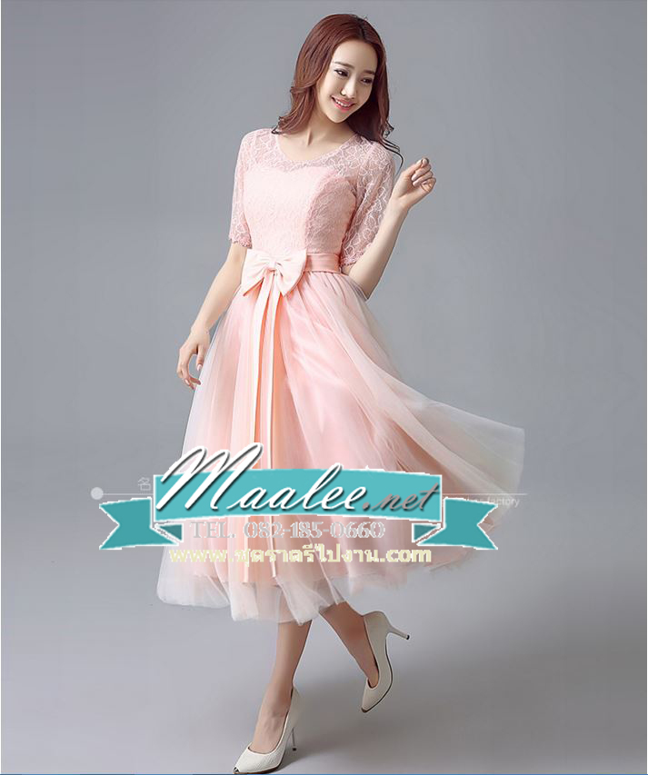 พร้อมเช่า ชุดราตรี แขนสามส่วน แต่งผ้าลูกไม้ลายกุหลาบ เอวคาดโบว์ กระโปรงผ้าตาข่ายนิ่ม สีชมพู