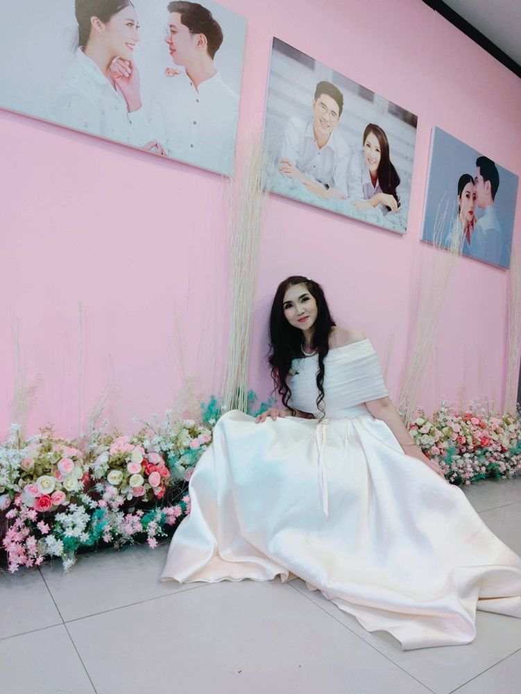 พร้อมเช่า ชุดราตรียาว แบบไหล่ปาด สไตล์วินเทจผ้าไหมดัชเชส กระโปรงทรงA แต่งโบว์2ชั้น ช่วงเอว สีครีม Champagne (เชือกผูกหลัง)