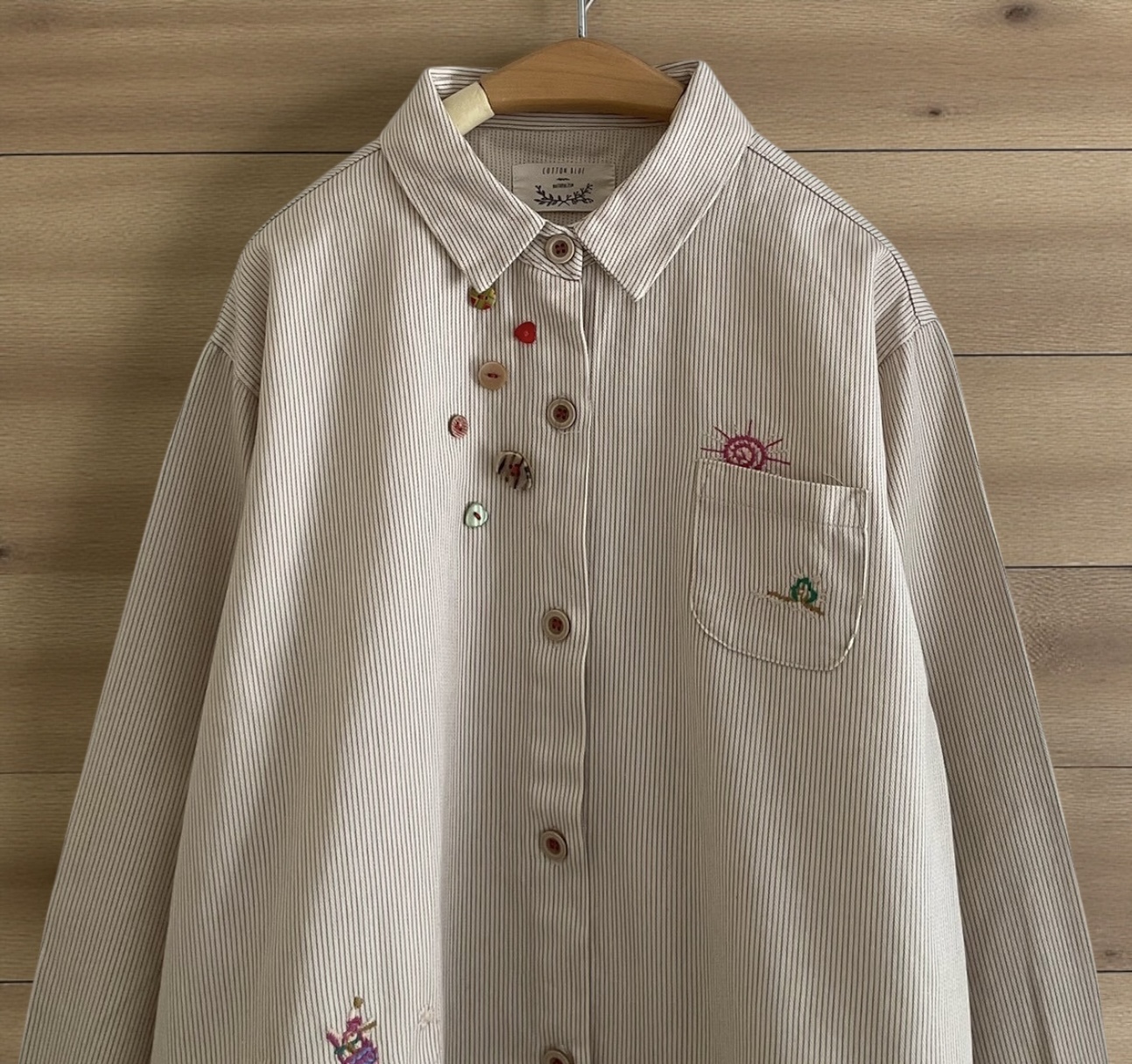 เสื้อเชิ้ตผ้าฝ้ายลายริ้วแต่งกระเป๋า ดีเทลงานปักน่ารักมาก