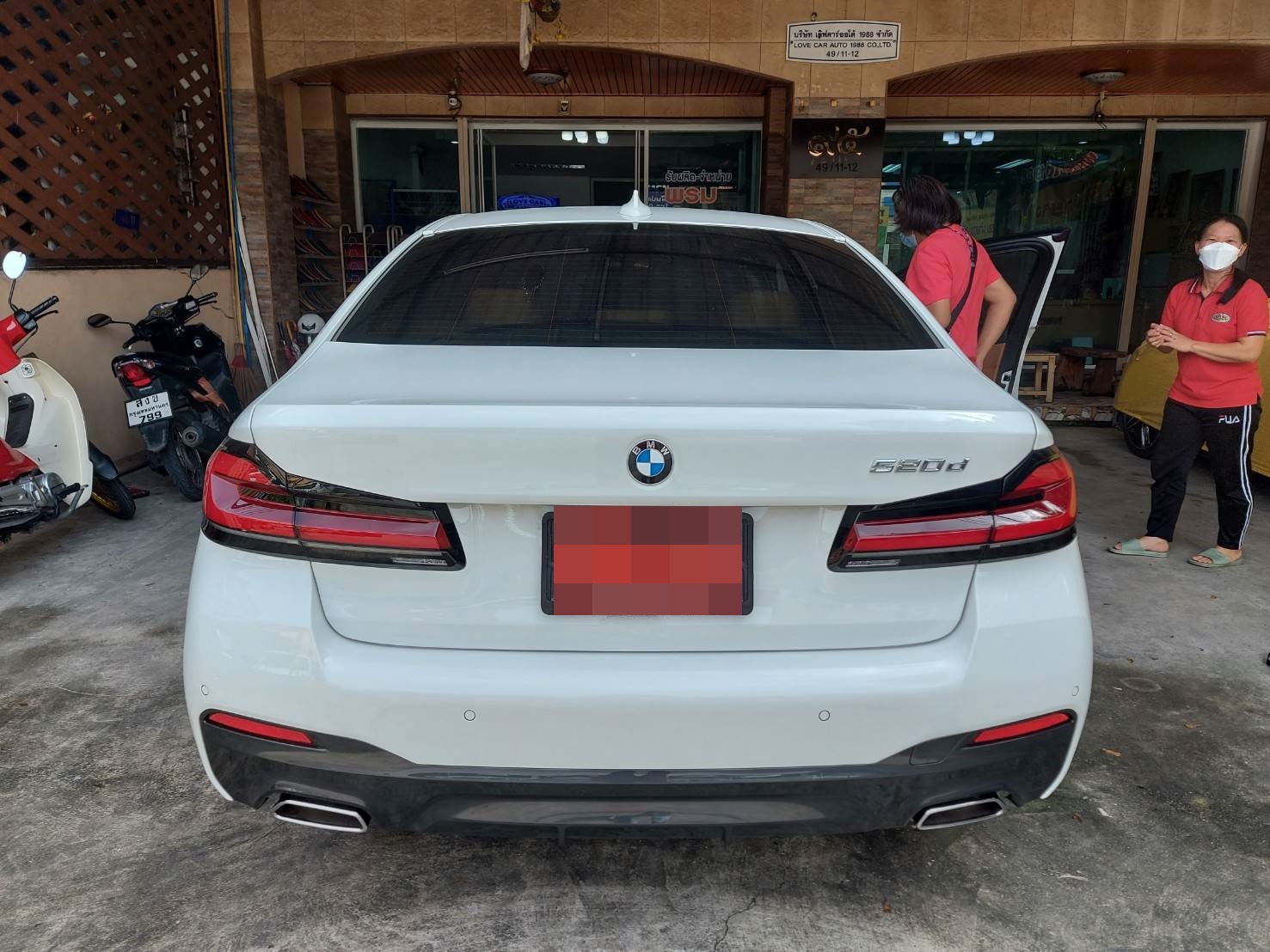 BMW 520d G30 ปูพรม6D สีน้ำตาลเข้ม + ท้ายเก็บของ เต็มคัน