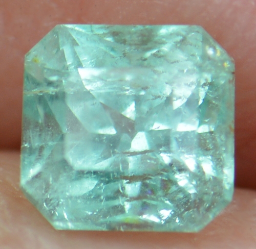 พลอยมรกตดิบ (Emerald) 0.70 กะรัต No oil