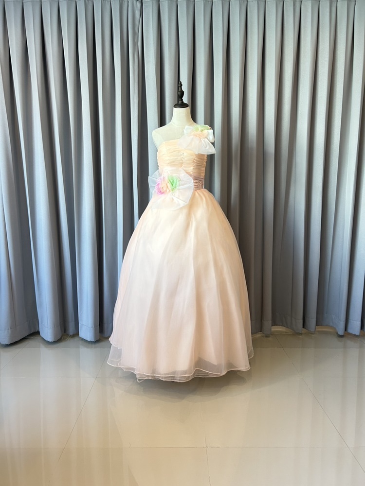 พร้อมเช่า ชุดแฟนซี ชุดราตรียาว ไหล่เฉียง สีชมพูอมส้ม Pastel สวยหวาน กระโปรงผ้าแก้วน่ารักมาก