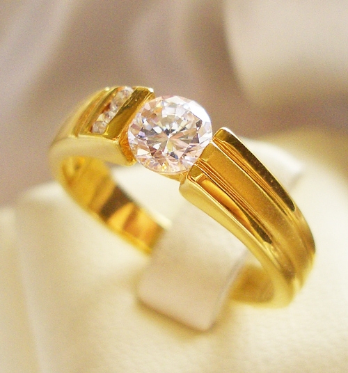 BR042+++แหวนเพชรเดี่ยวค่ะ เม็ดกลม เท่ห์ เรียบ ดูมี Style ล้อมด้วยเพชรเล็ก 2 เม็ดค่ะ ชุปทองแท้ 24 K