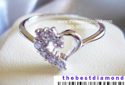 BR073RD===แหวนหัวใจสื่อรัก=== วงนี้น่ารักมากๆๆ เพชรไม่ใหญ่เกินไป แบบดูดีมีดีไซน์ ไม่ล้าสมัย ใส่ได้นาน ตัวเรือนเพรียวบาง ใส่ติตนิ้วได้ตลอดเลยค่ะ