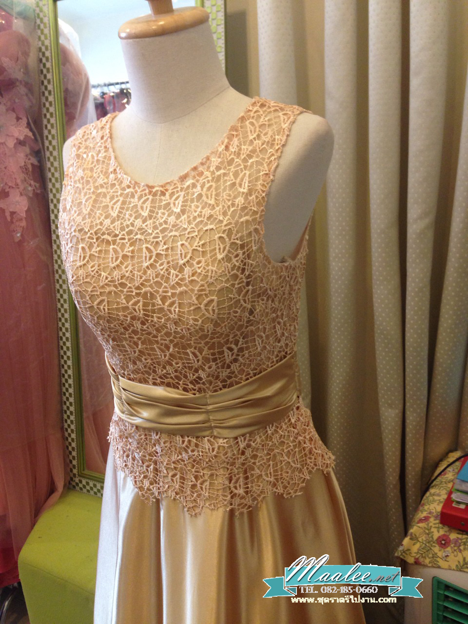พร้อมเช่า ชุดราตรียาว แขนยาว แต่งลูกไม้ฉลุ ผาคาดเอวซาติน สีทอง สวยเรียบหรู