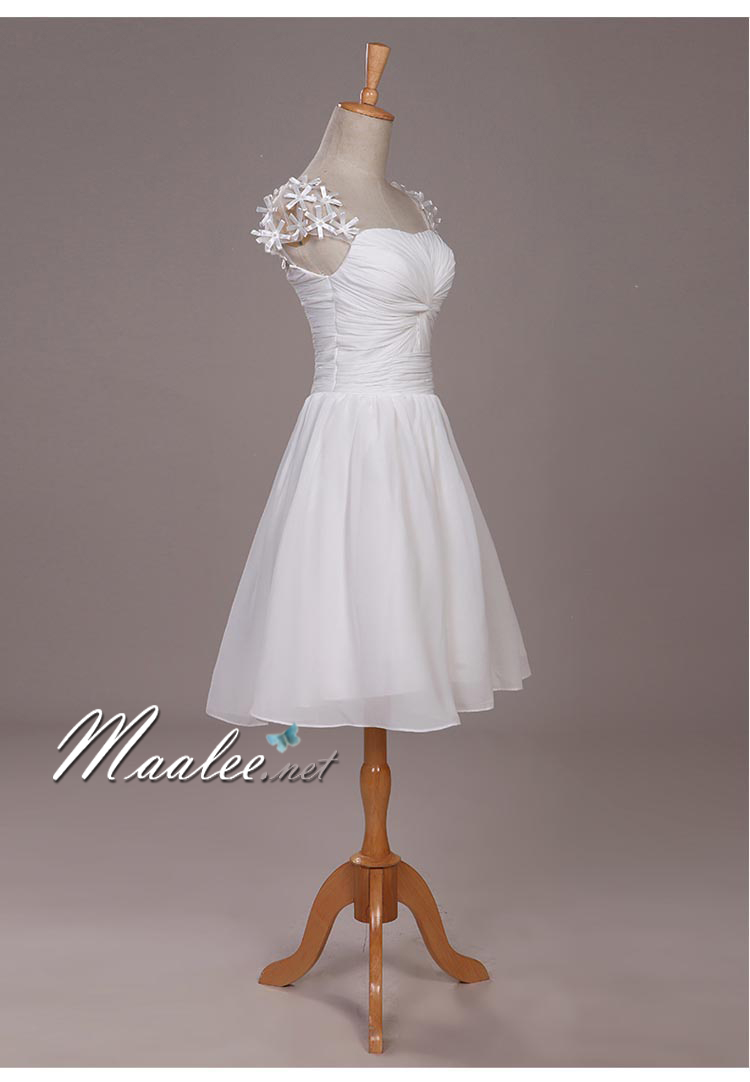 พร้อมเช่า ชุดราตรีสั้น สีขาว จับเดรปอกรูปหัวใจ ไหล่แต่งดอกไม้ 3 มิติสวยหวาน