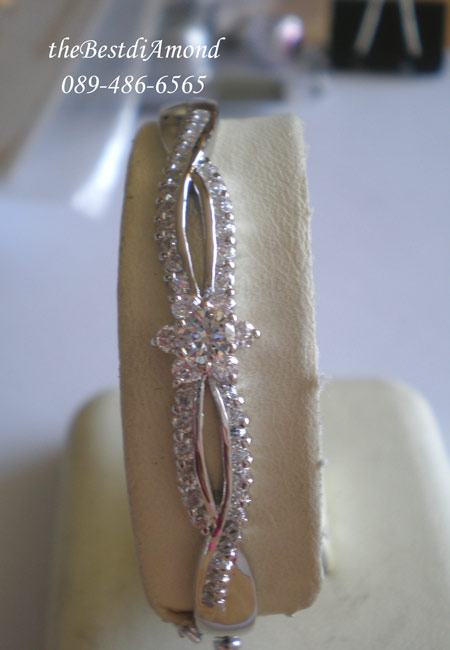 BB020RD+++กำไลเกลียวดอกไม้+++แบบดีไซน์น่ารัก สวยหรู เป็นเกลียว 2 ข้างมาบรรจบกัน โดยมีดอกไม้ฝังเพชรอยู่ตรงกลาง น่ารักมากๆเลย ใส่ออกงานสบายเลยค่ะ