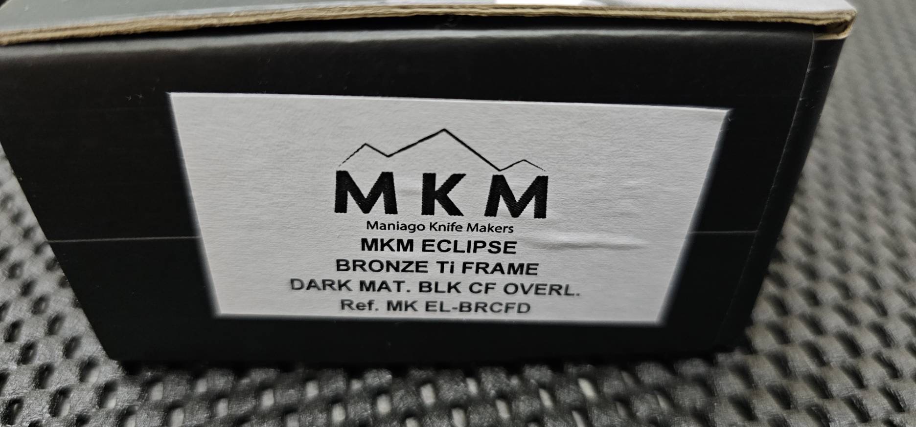 MKM ECLIPSE - MAGNACUT DSW bld - BRO Ti FRAME, DARK MATTER BLACK CF OVERLAY - DSW Ti SPACER, BRO Ti CLIP - FLIPPER + THUMB HOLE OPENING