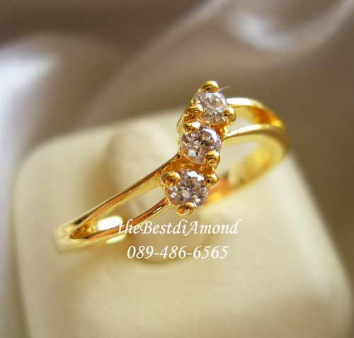 BR967+++แหวนแถวแบบตั้ง+++ แหวนน่ารักๆ เรียบๆ ไม่หรูหรามาก ใส่ติดนิ้วได้เลย เพชรสวยวิ๊งๆค่ะ ตัวเรือนบางนิดๆ ใส่แล้วนิ้วเรียวสวย