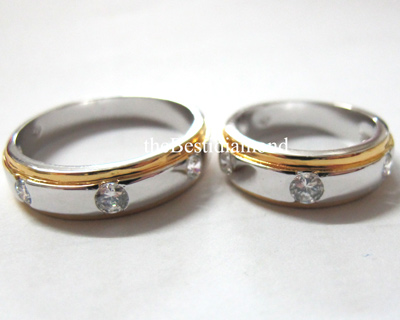 BR210RD+++แหวนunisex แบบ 2 tone+++ เก๋สุดๆ เรียบ หรู ดูมี class เล่น 2 tone ได้สวยมากๆๆ แบบออกมาจากcatalogue เลยค่ะ ใส่เป็นแหวนคู่ชายหญิงได้เลย