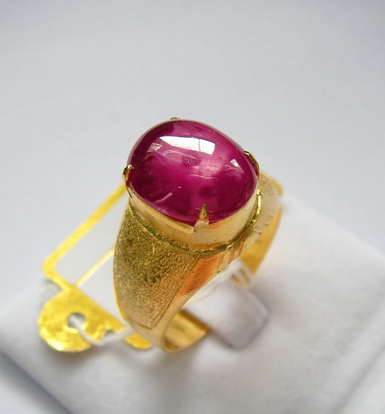 ทับทิมพ ม่า Ruby Burma ติด Starบางๆ เนื้อแก้ว สีแดง เลือดนกอมชมพู มีติดลายในเนื้อ ขนาด 12.82x10.37x4.85 mm. นน.6.83 ct.