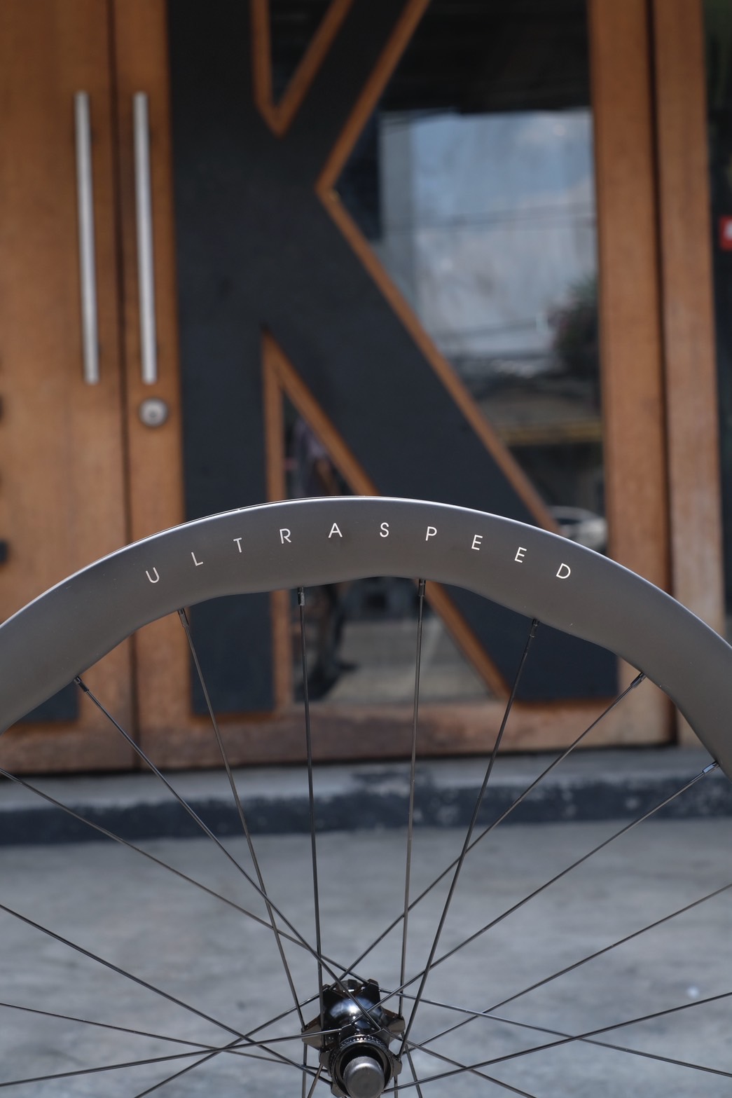 ล้อคาร์บอน ULTRASPEED Disc 50/50 2026 (AERO Spoke) – น้ำหนักเพียง 1.3 กก., รองรับ Tubeless, แบริ่งเซรามิก, ฮับ ULTM RATCHET 36T