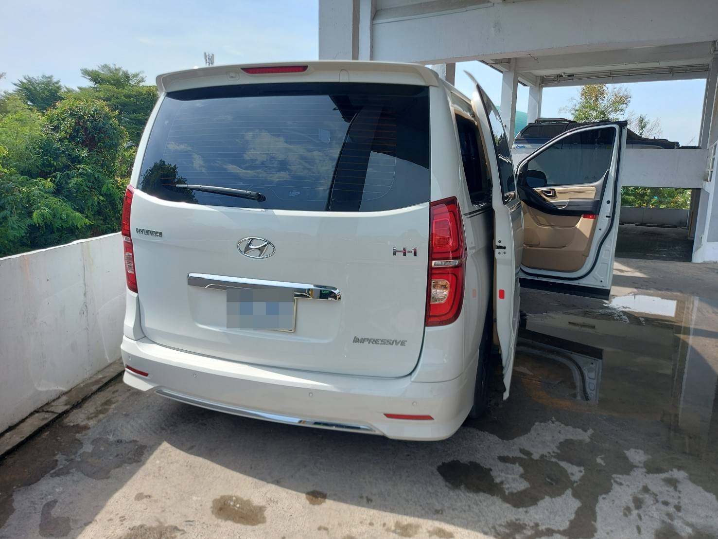พรมปูพื้นรถยนต์ Hyundai H1 impressive ปูพรม6D สีน้ำเงินด้ายทอง เต็มคัน