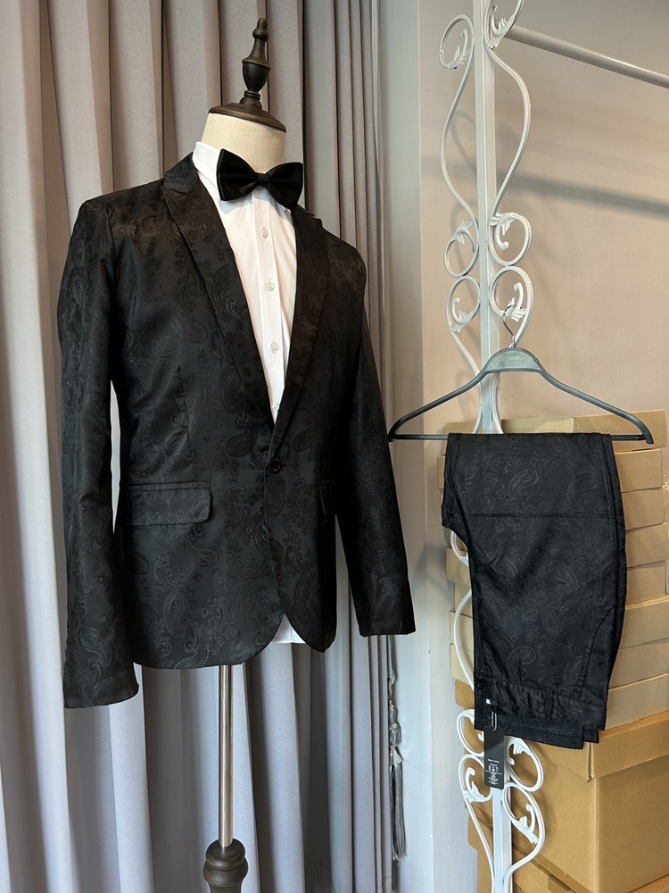 พร้อมเช่า ชุดสูทชาย สีดำ พิมพ์ลาย เนื้อผ้าแพรแบบหรูมาก