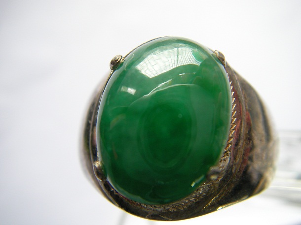 หยกพม่า jadeite หรือ jade เนื้อเทียน สีเขียวแปร ทรงรีไข่นูน ขนาด 11.6x14.8x5.8 mm. นน. 7.90 ct. ราคาโทรถาม