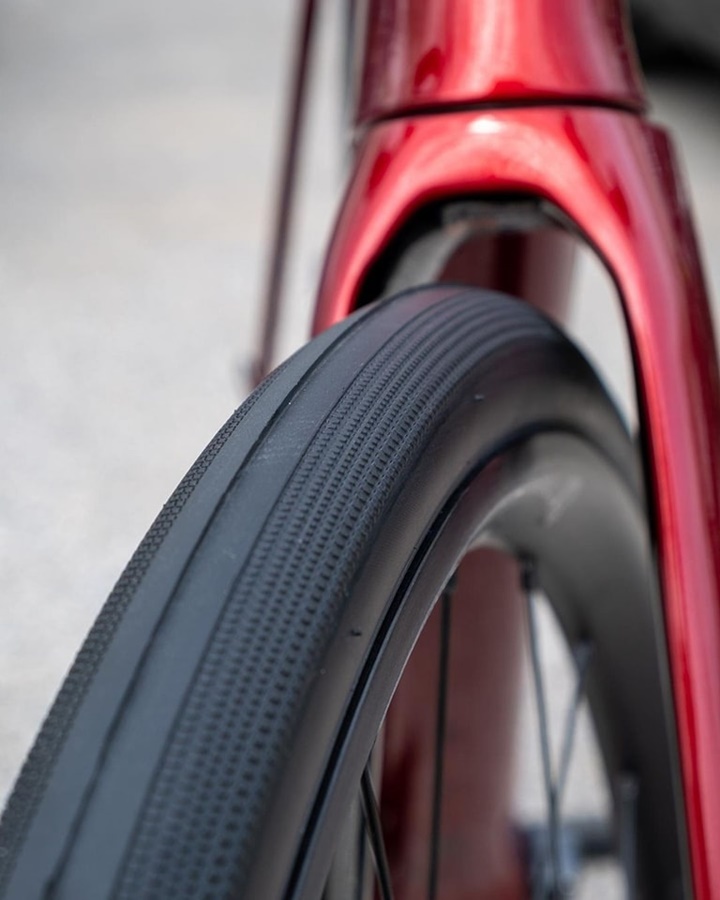 ยางนอกเสือหมอบทูบเลสส์ BONTRAGER R3 ขนาด 700 X 25C , 700 X 28C HARD-CASE LITE TLR ROAD TIRE