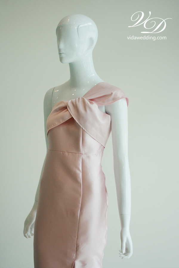 พร้อมเช่า ชุดเดรส เดรสไหล่เดียว เนื้อไหม ไหล่จับเดรป ผ่าหน้าขา สีชมพู