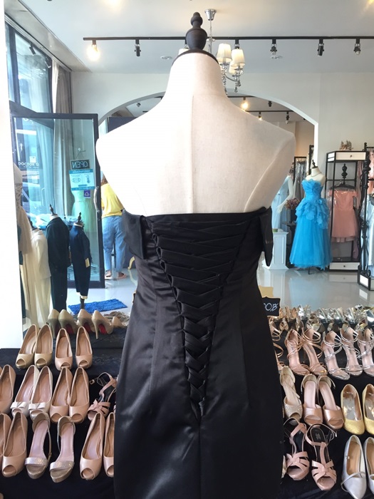 พร้อมเช่า ชุดราตรียาว แบบเกาะอก ทรงหางปลา สีดำ เรียบหรู แต่งผ้าแก้วช่วงอก กระโปรงผ้าซาติน ชายยาว