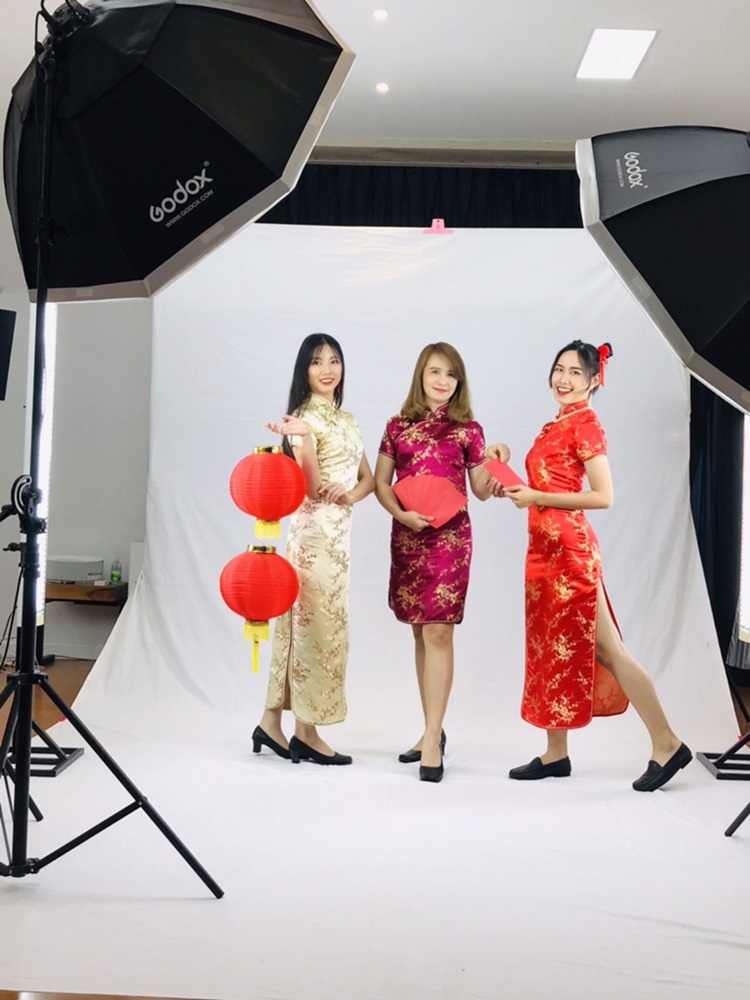 พร้อมส่ง กี่เพ้า / สั้น สีไวน์แดง ลายดอกบ๊วย Cherry Blossom ผ้าไหมจีน กุ๊นขอบ ตัดเย็บอย่างดี (XL)