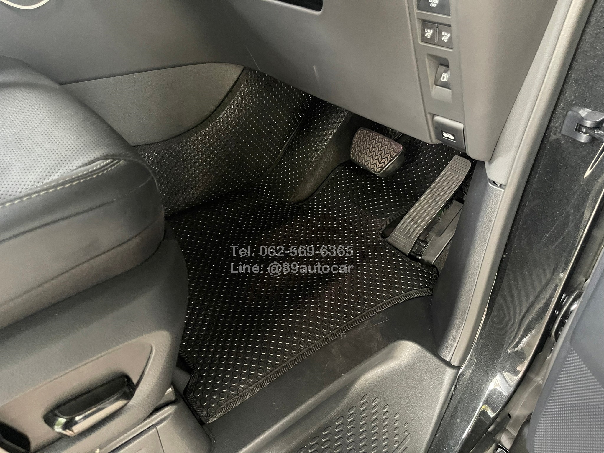 ผ้ายางปูพื้นรถตู้ Lexus LM350h 2024 7 ที่นั่ง กระดุมเล็ก PVC สีดำขอบดำ
