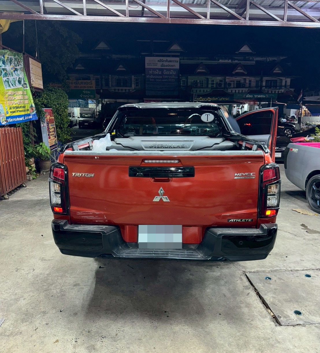 พรมรถยนต์ Mitsubishi Triton 4Door 2022 ปูพรมVVIP สีดำด้ายแดง + กระดุมเล็ก PVC แท้ สีแดง