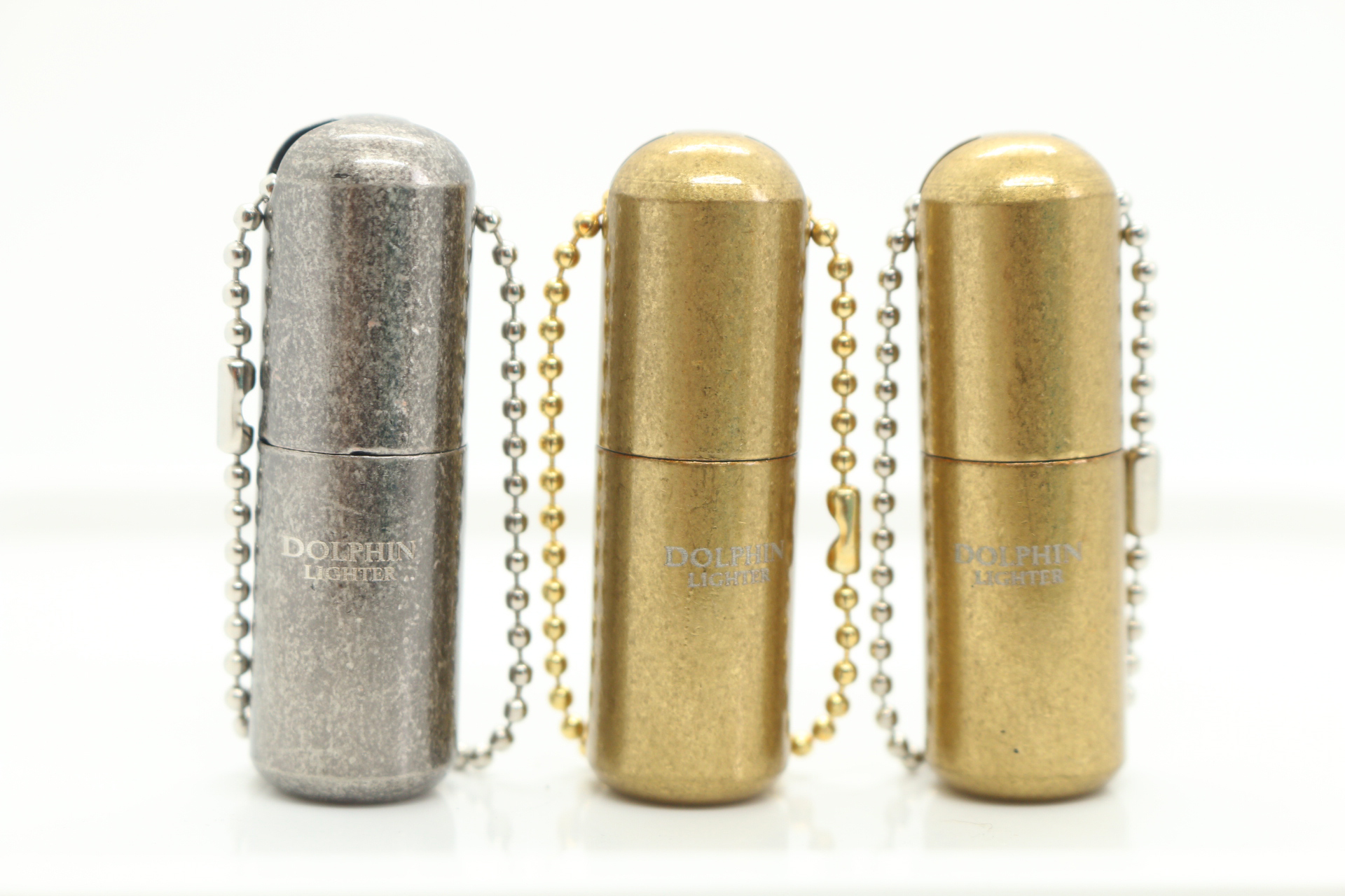 ไฟแช็คน้ำมัน Dolphin แบบแคปซูลกันน้ำ สีทอง สายห้อยสีทอง