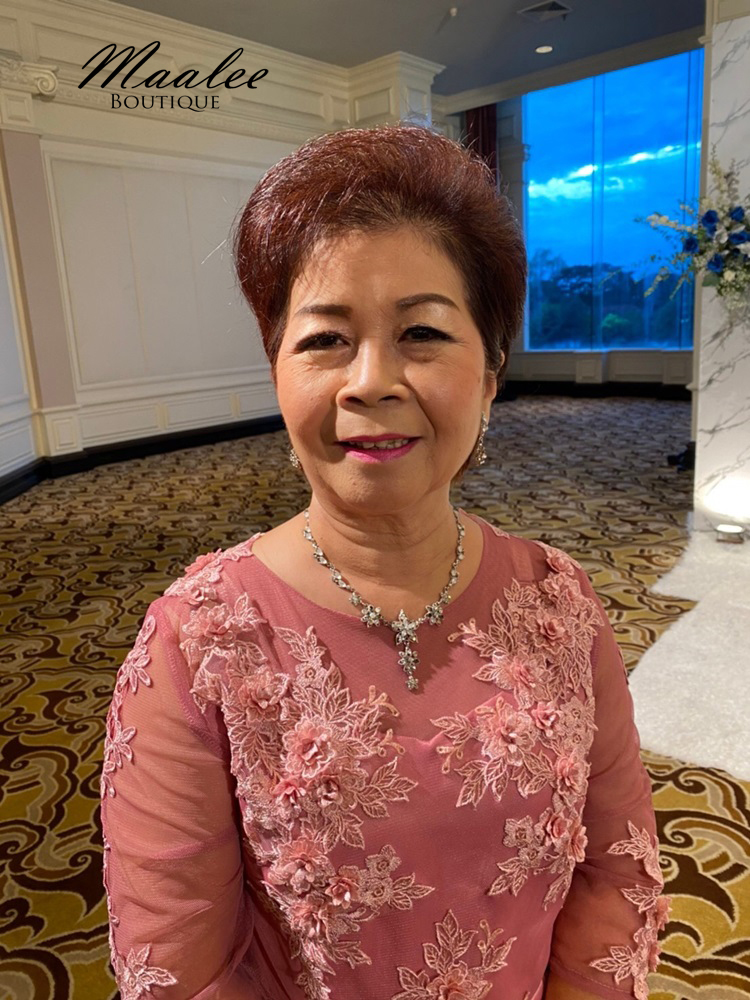 พร้อมเช่า ชุดเดรส แม่เจ้าสาวลูกไม้ สีชมพูกลีบบัว แต่งระบายสวย