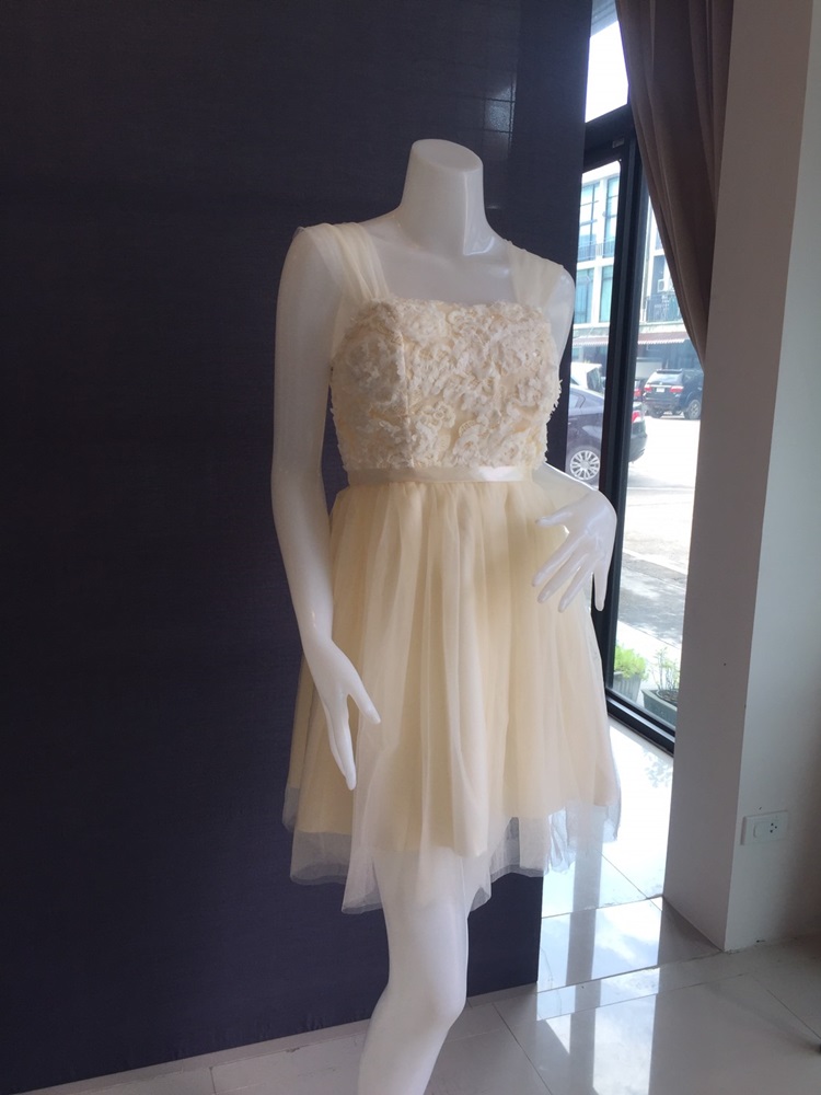 พร้อมส่ง ชุดราตรีสั้น เพื่อนเจ้าสาว แบบ C ใส่แบบแขนกุด หรือ ปิดไหล่ก็ได้ แต่งลูกไม้นูนช่วงอกสวย สีครีม (จับสม๊อกด้านหลัง)