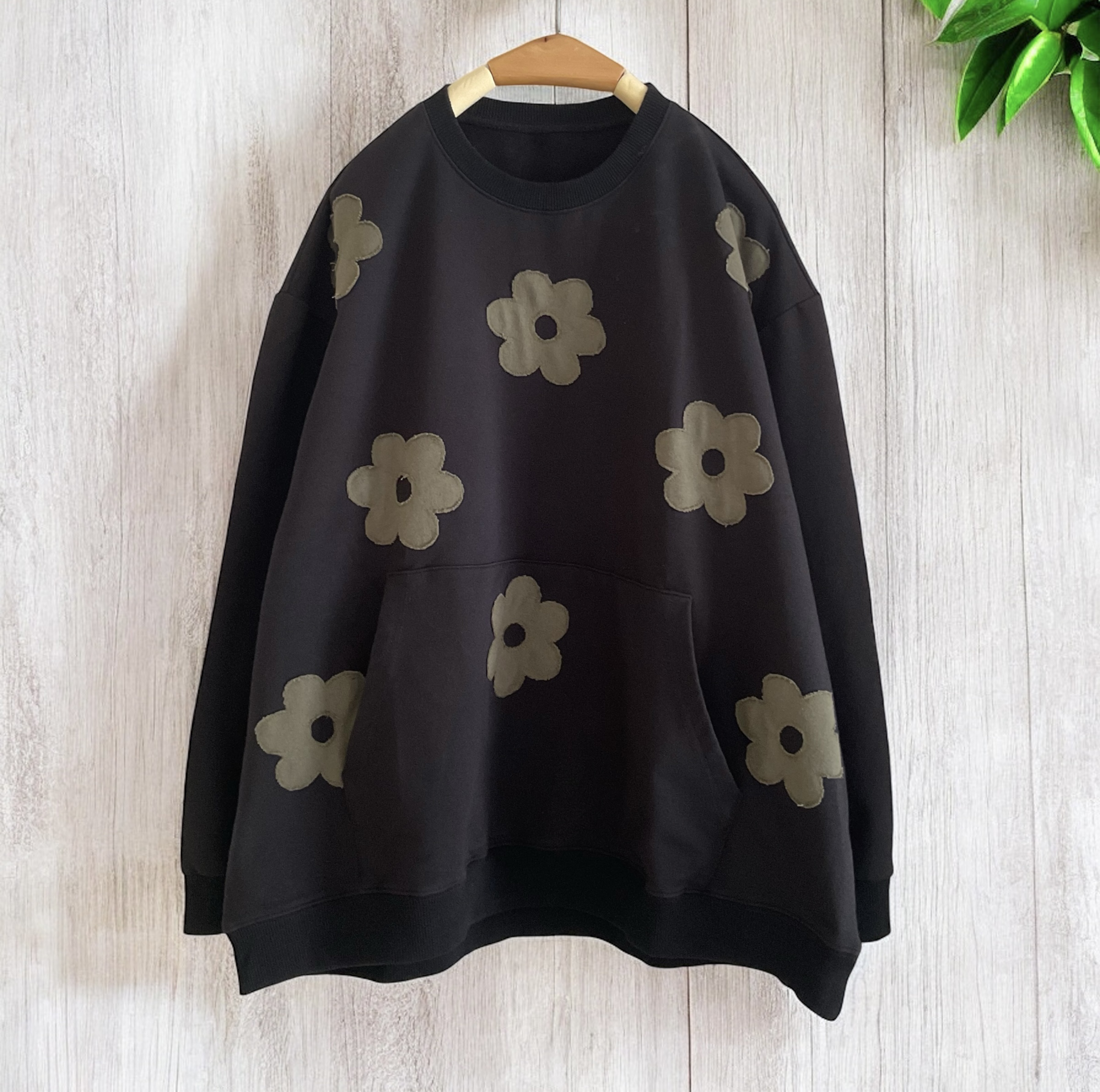 เสื้อยืดลายปักดอกไม้แต่งกระเป๋า